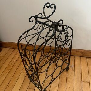 Black Metal Wine Rack w/heart